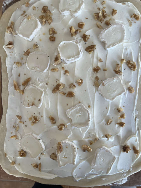Der Flammkuchen vor dem Backen