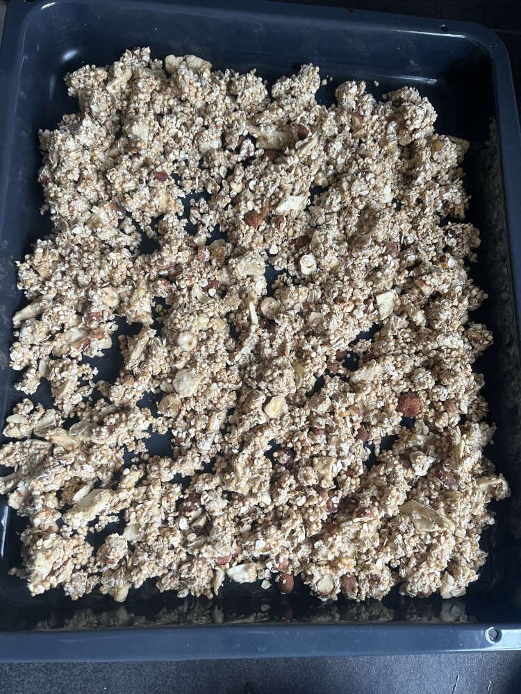 Das Müsli auf einem Backblech ausbreiten
