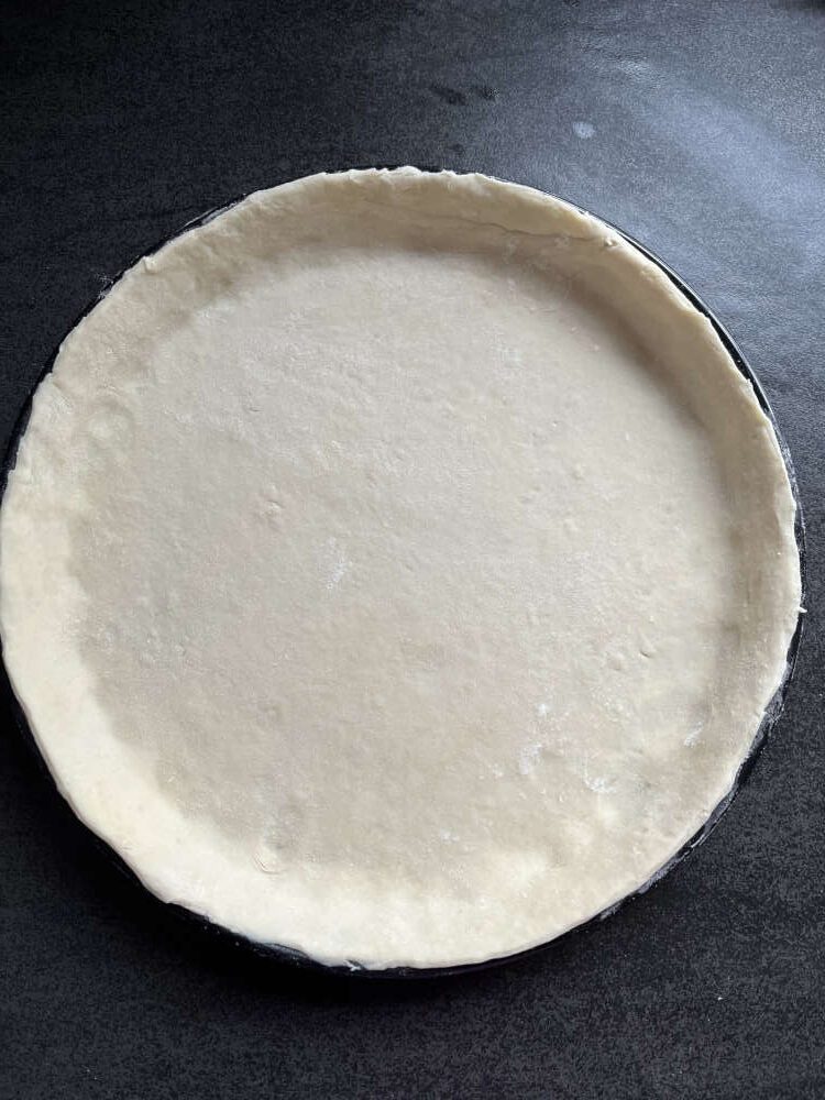 Den Teig in eine 28 cm große Tarteform legen