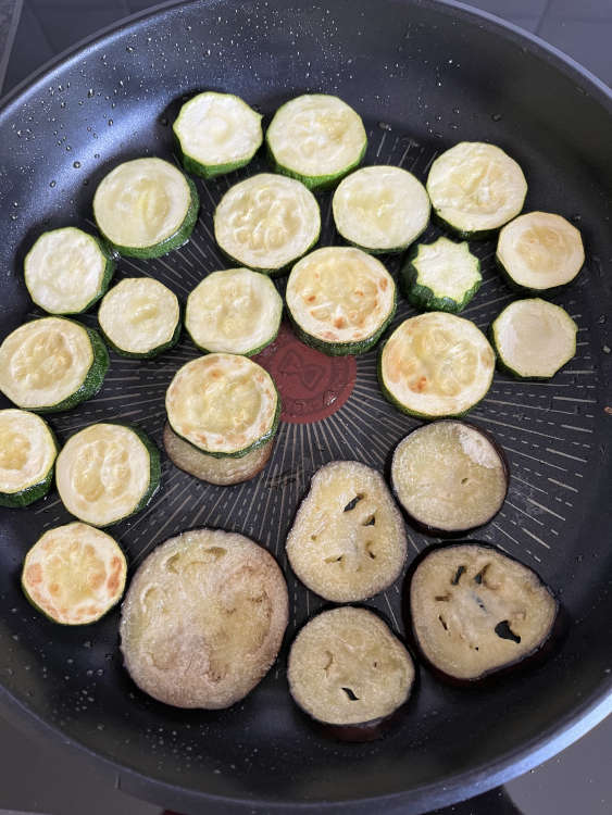 Auberginen uns Zucchini in einer Pfanne in Olivenöl anbraten