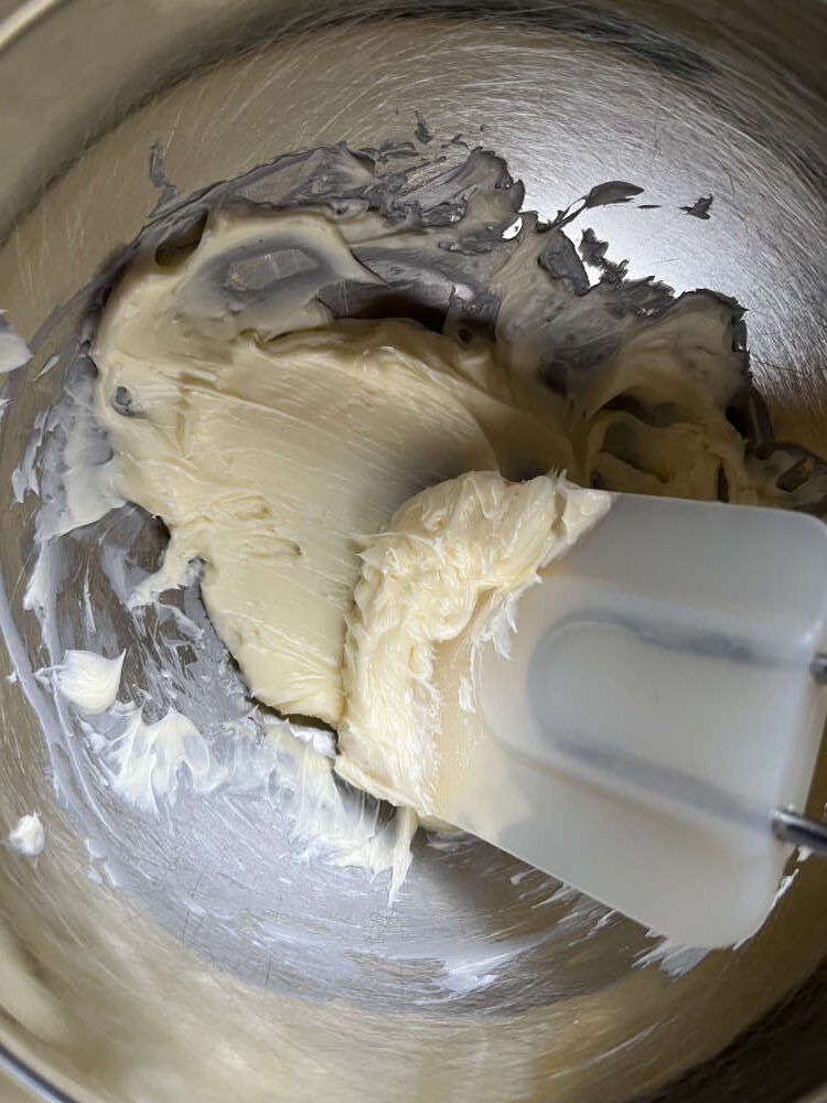 Die Mandel Pistazien Creme zubereiten: Die Butter cremig rühren