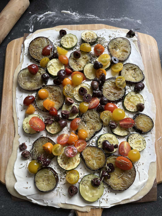 Der Flammkuchen vor dem Backen
