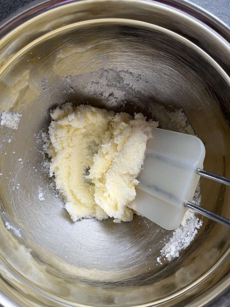 Den Zucker unterrühren