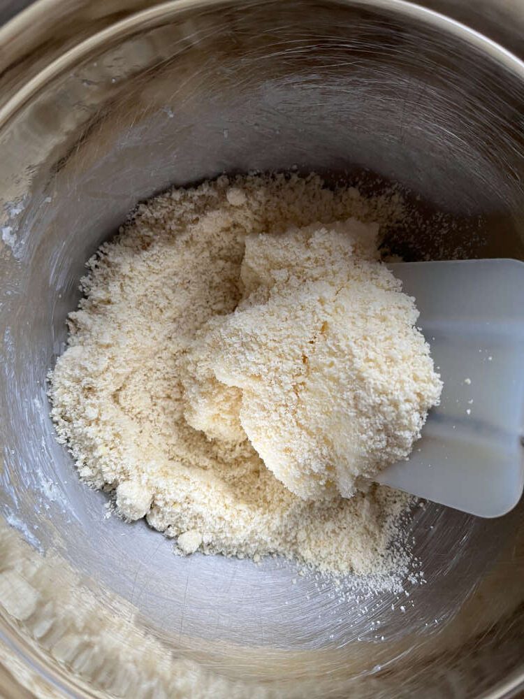 Mehl und gemahlene Mandeln unterrühren