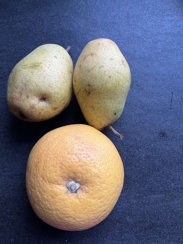Die Birnen und die Grapefruit für den Obstbelag