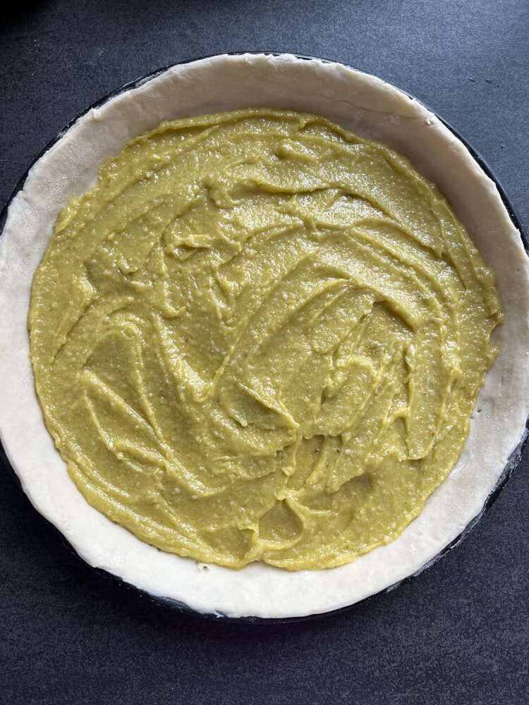 Die Mandel Pistazien Creme auf dem Blätterteig verstreichen