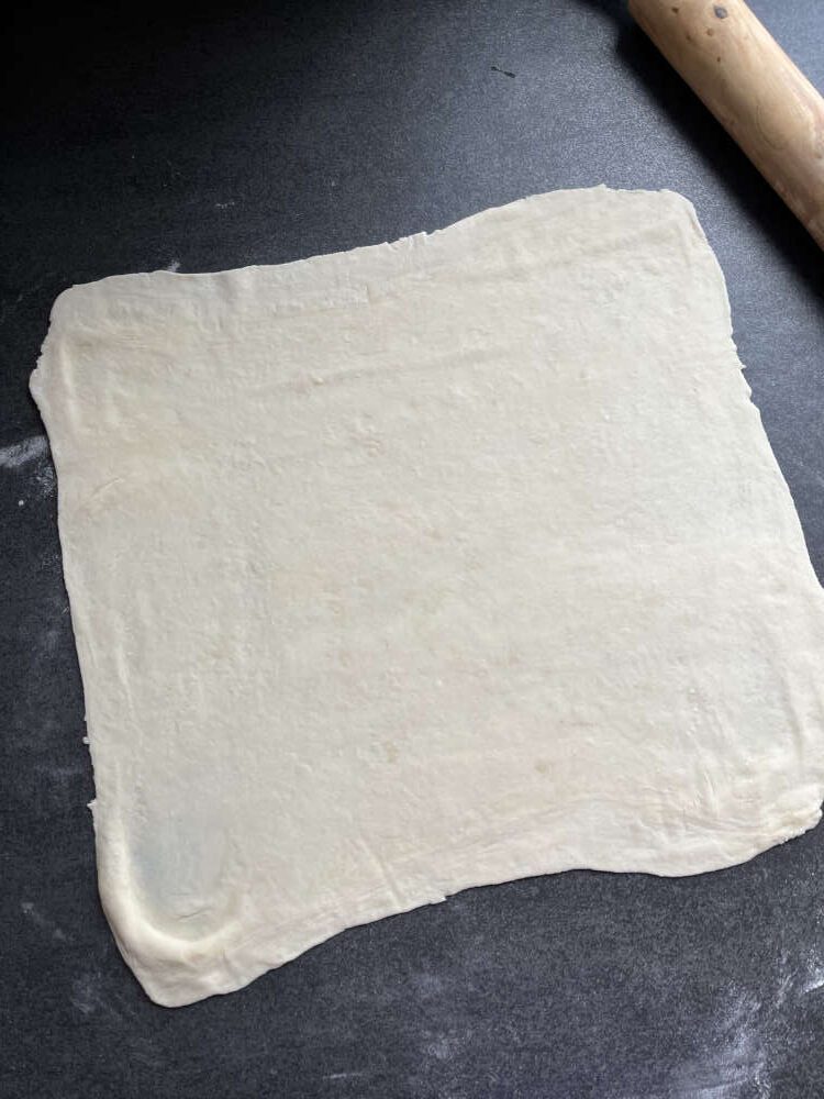 Den Blätterteig dünn ausrollen