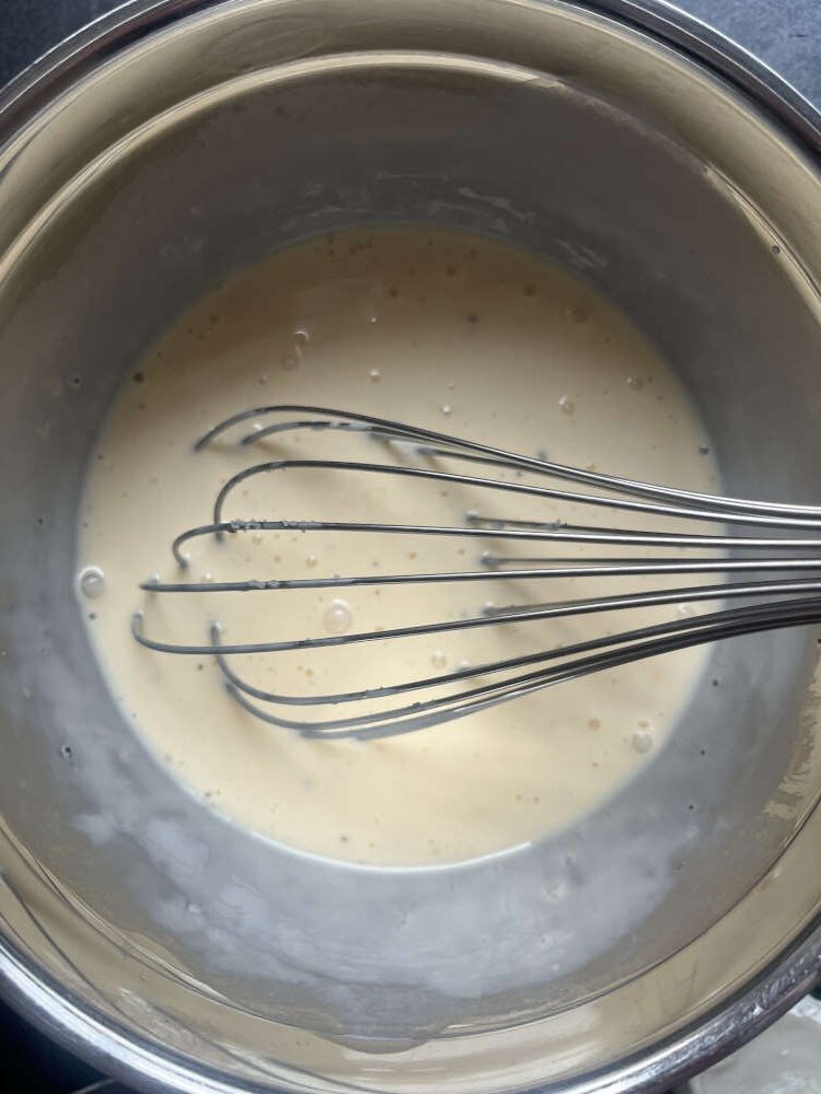 Eier und Sahne miteinander verrühren