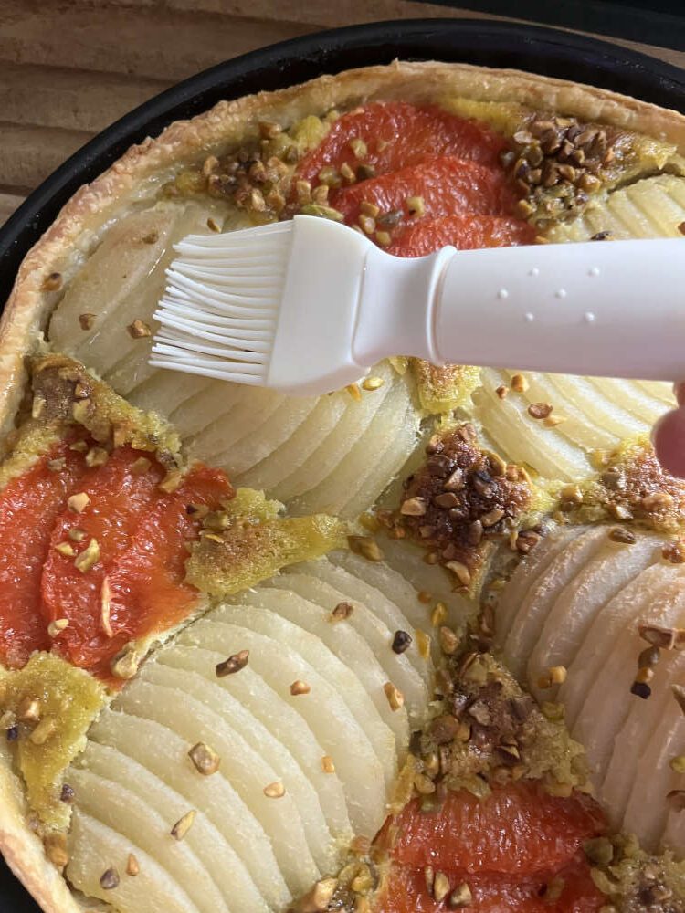 Die gebackene Tarte mit dem Sirup bestreichen