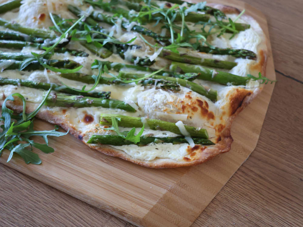 Flammkuchen mit grünem Spargel