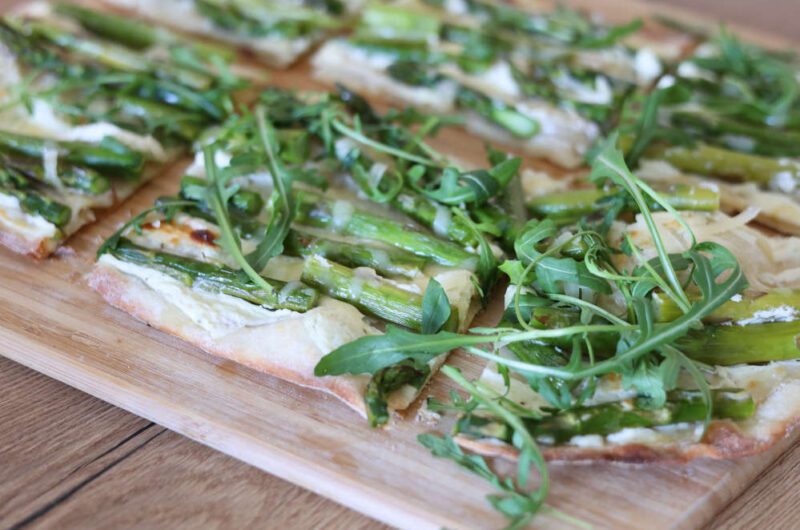 Flammkuchen mit grünem Spargel