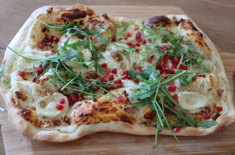 Flammkuchen mit Ziegenkäse und Granatapfel