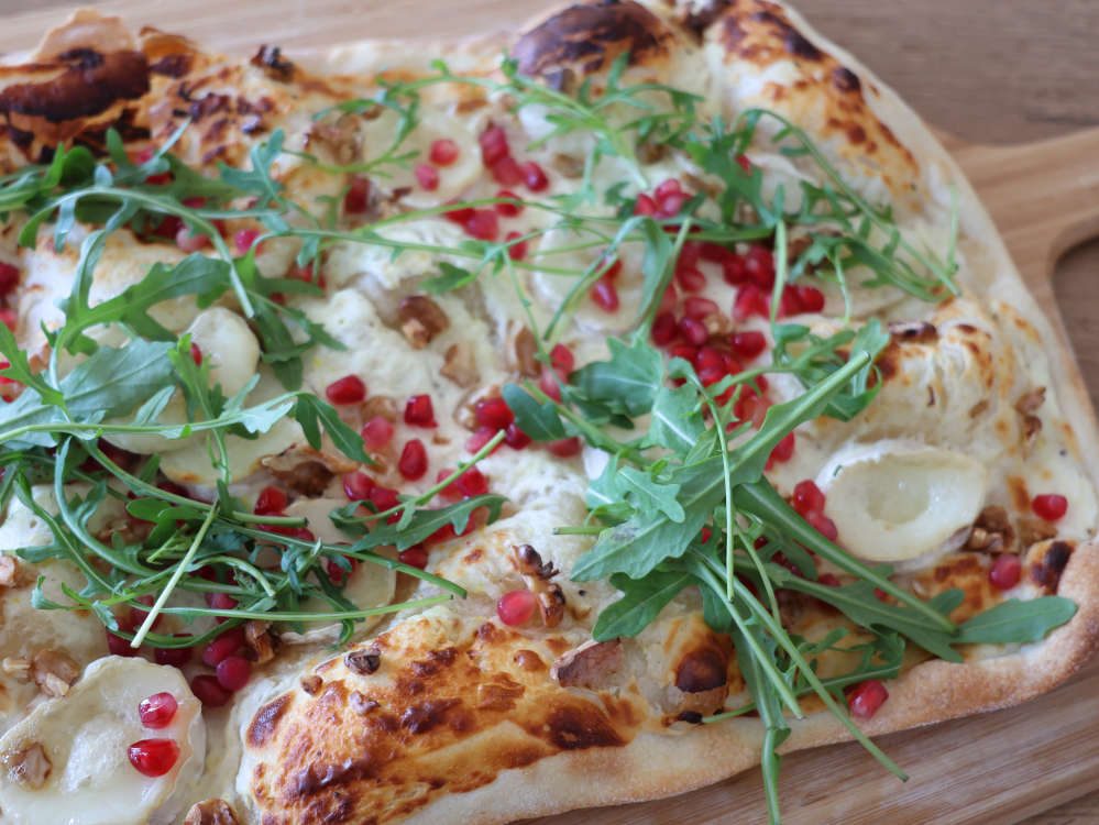 Flammkuchen mit Ziegenkäse und Granatapfel
