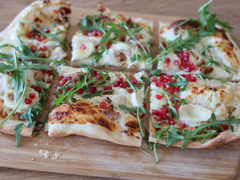 Flammkuchen mit Ziegenkäse und Granatapfel nach dem Backen