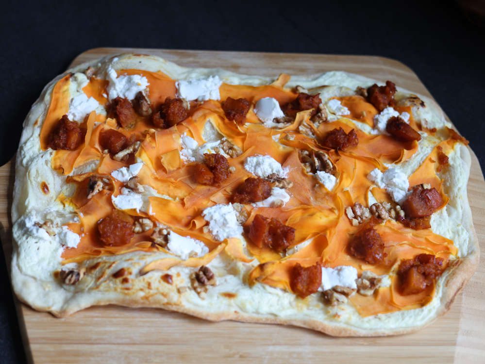 Flammkuchen mit Süßkartoffeln und Ziegenkäse