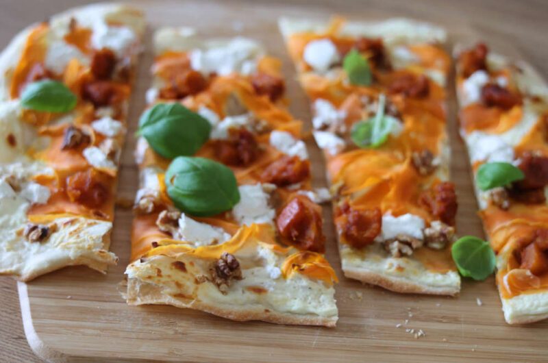Flammkuchen mit Süßkartoffeln und Ziegenkäse