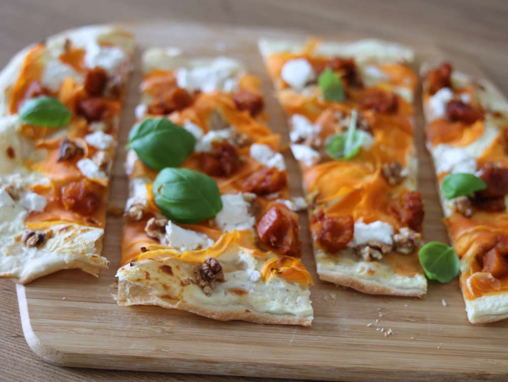 Flammkuchen mit Süßkartoffeln und Ziegenkäse