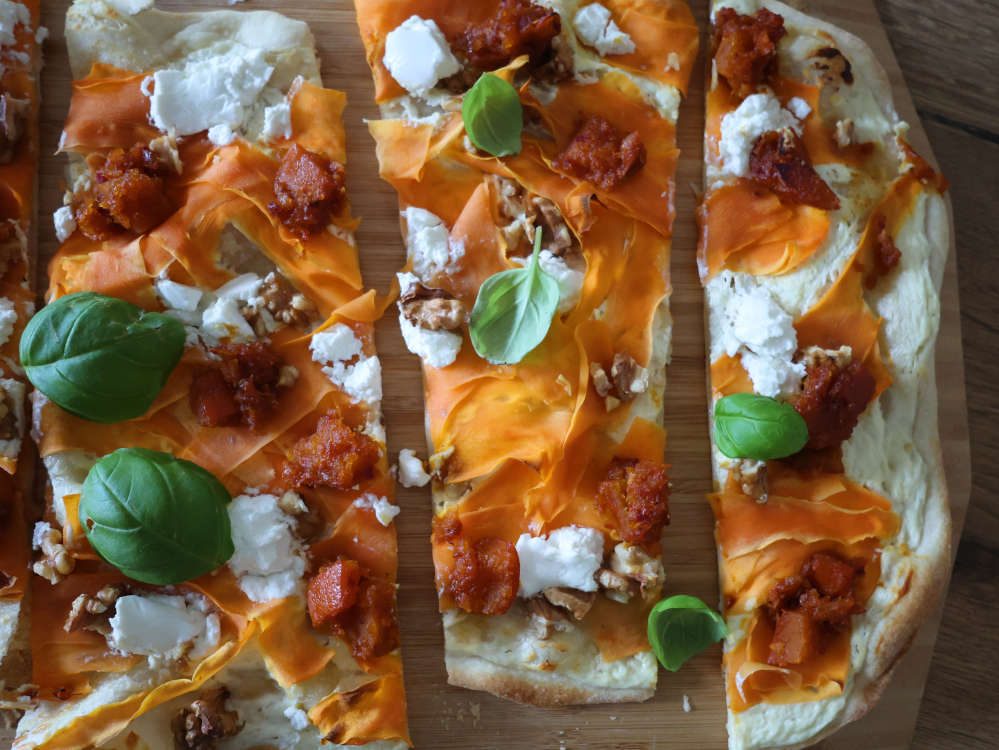 Flammkuchen mit Süßkartoffeln und Ziegenkäse