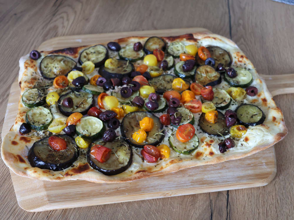 knuspriger mediterraner Flammkuchen