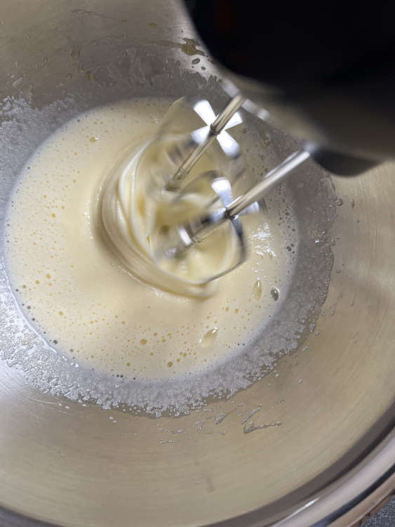 Eier und Zucker schaumig schlagen