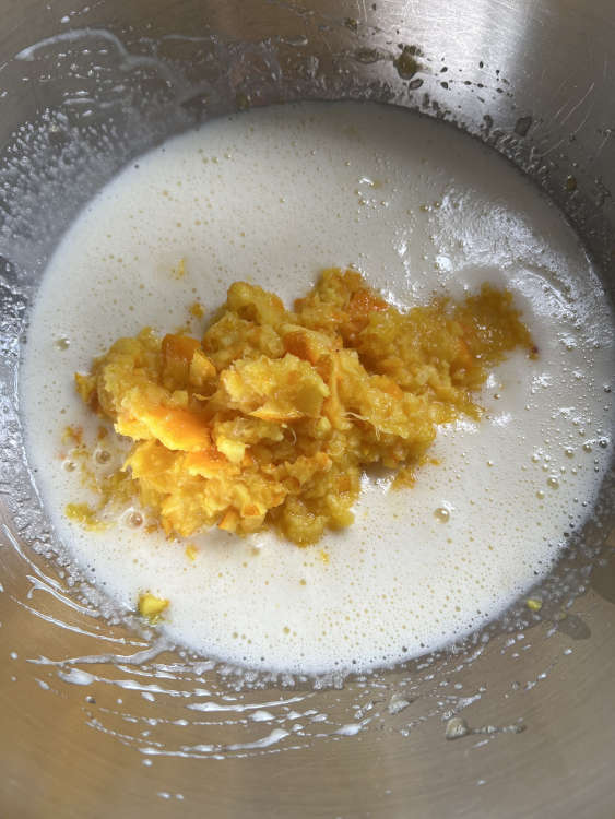 Die pürierte Orange hinzufügen