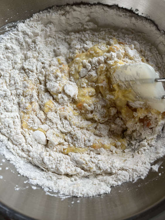 Die trockenen Zutaten hinzufügen