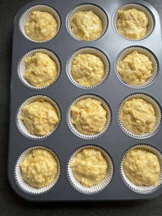 Den Teig in die Förmchen füllen