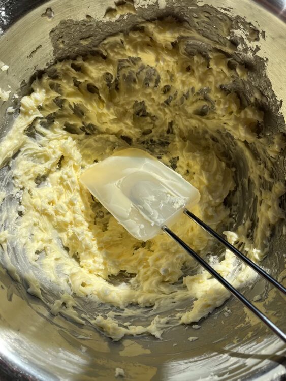 Den Teig für die Rhabarber Tarte mit Streuseln zubereiten