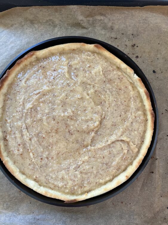 Die Mandelcreme wird auf der Tarte verteilt