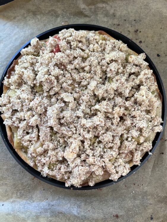 Die Streusel auf der Tarte verteilen