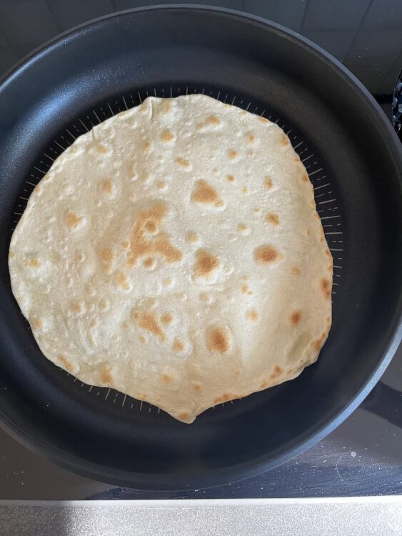 Den Teig in einer beschichteten Pfanne backen, nach etwa 30 Sekunden wenden