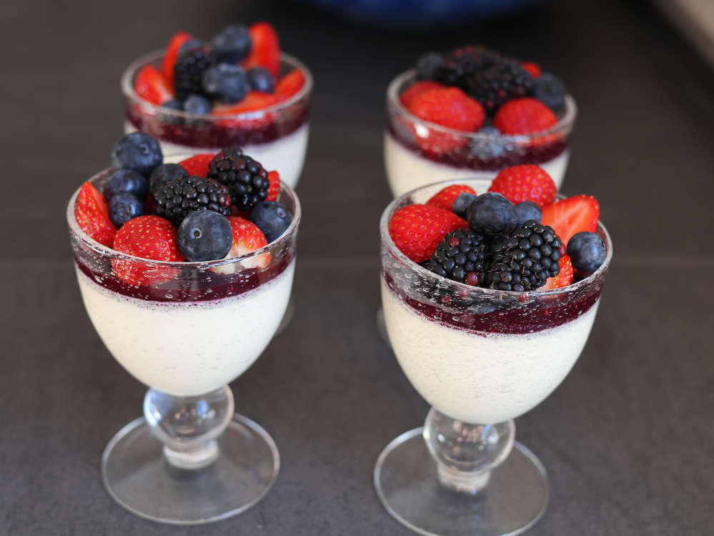 Panna cotta mit roten Früchten