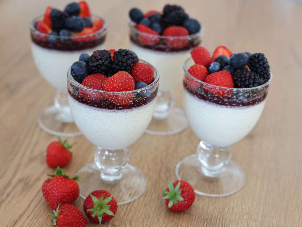 Panna cotta mit roten Früchten
