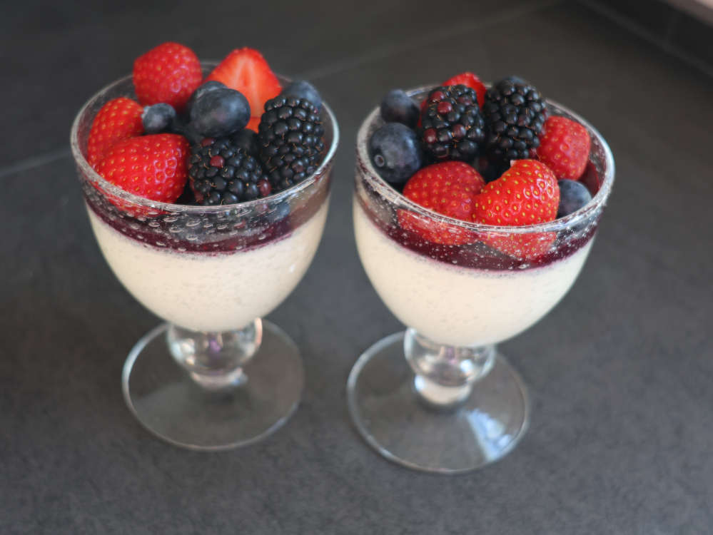 Panna cotta mit roten Früchten