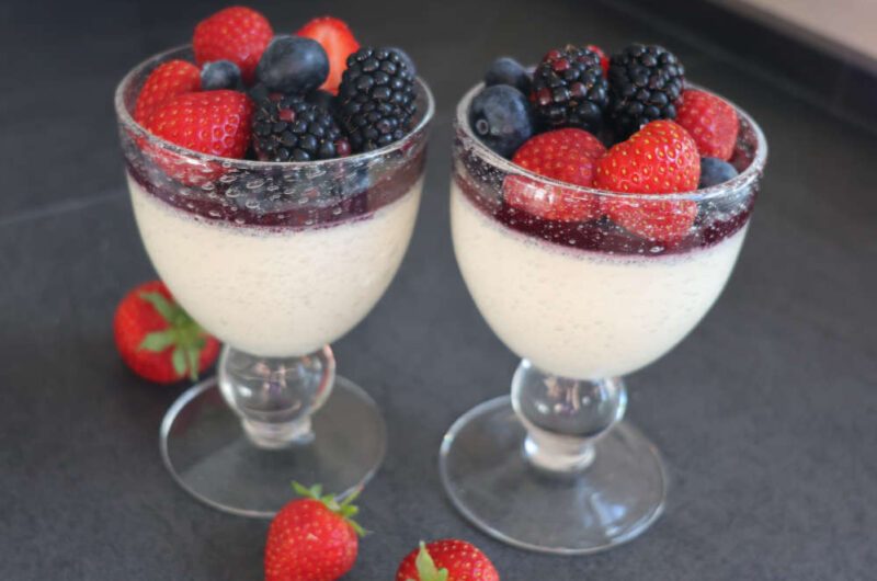 Panna cotta mit roten Früchten