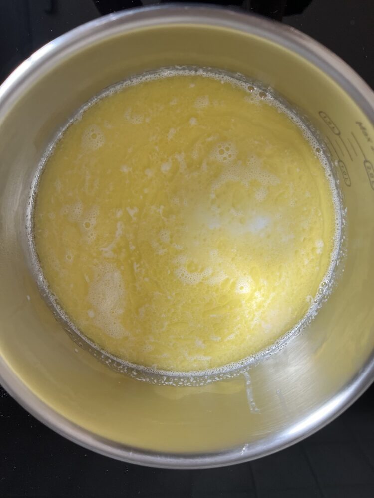 Die Butter zusammen mit dem Wasser und der Milch in einem Topf erhitzen und aufkochen+++++++++++++++++++++++++++++++
