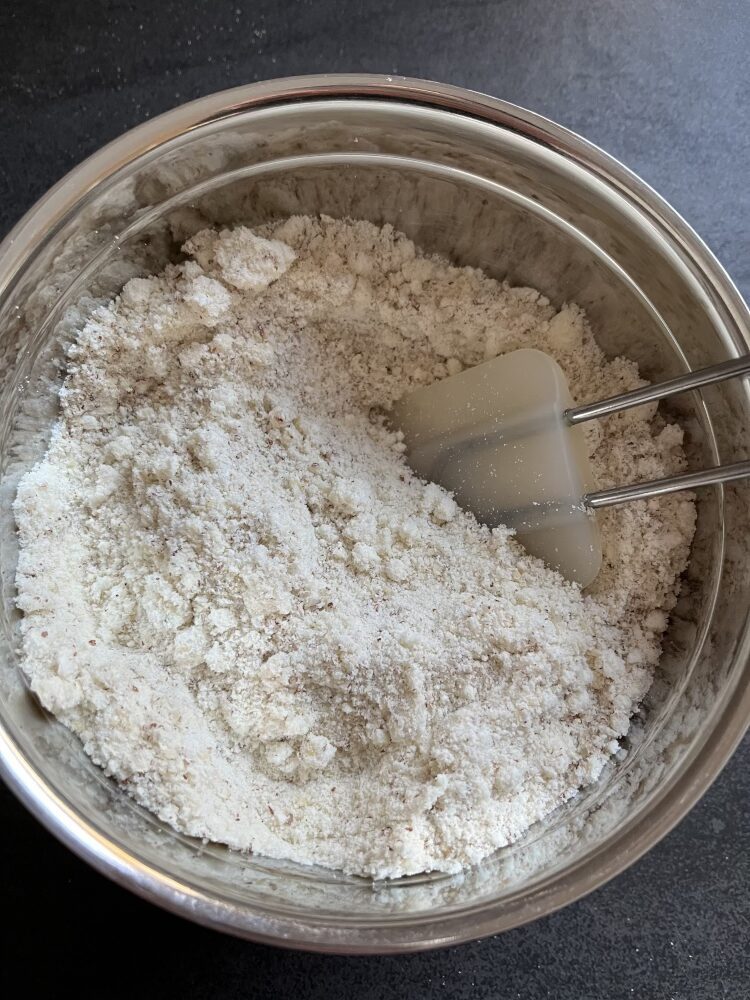 Eiweiß, Puderzucker und Zucker miteinander vermischen