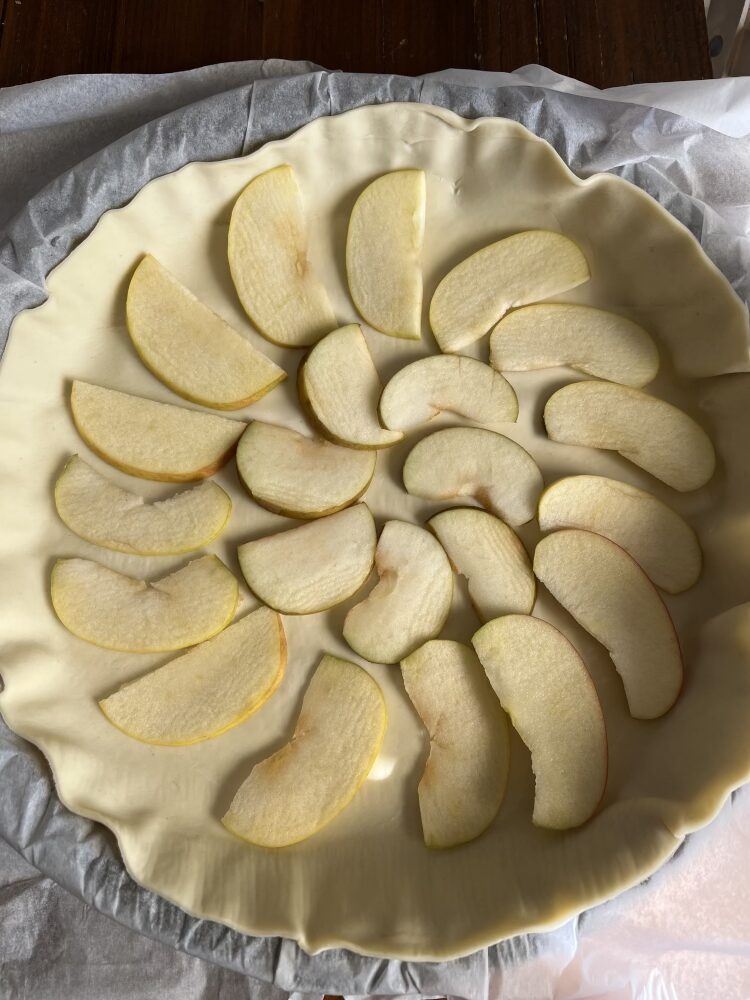 Blätterteigtarte mit Äpfeln und Rucola