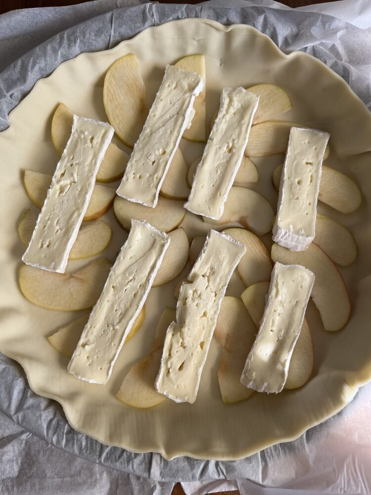 Blätterteigtarte mit Äpfeln und Rucola