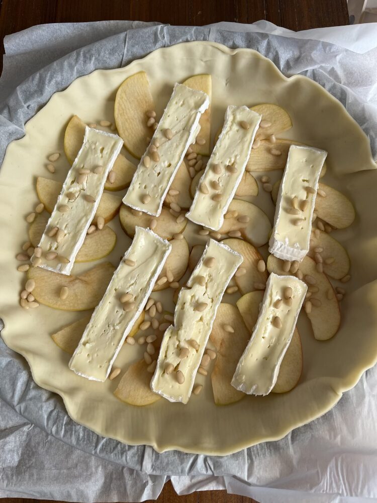 Blätterteigtarte mit Äpfeln und Rucola