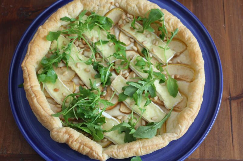 Blätterteigtarte mit Äpfeln und Camembert - Ein Klassiker aus der Normandie