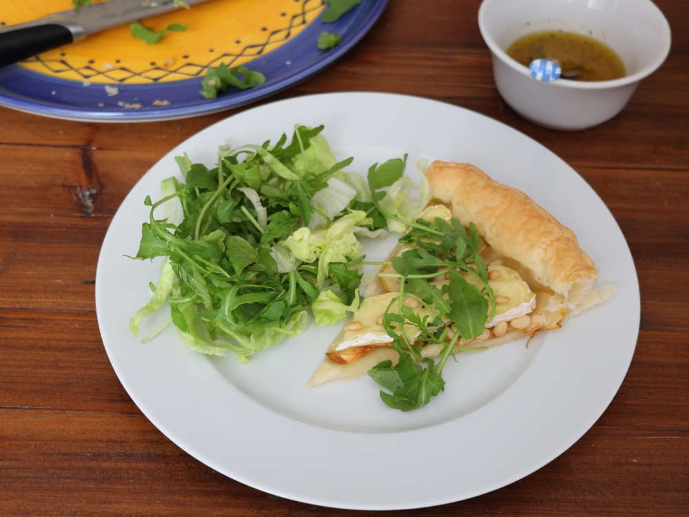 Blätterteigtarte mit Äpfeln und Rucola