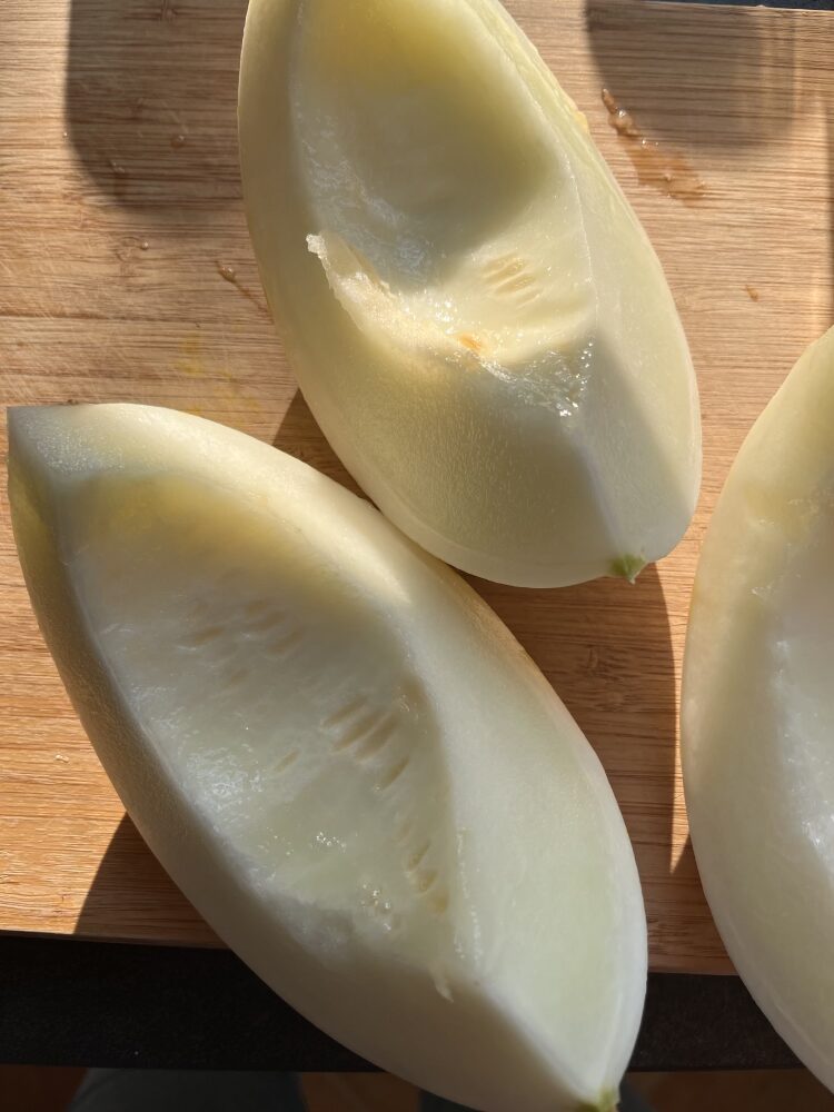 Die Melone schälen und das Kerngehäuse entfernen