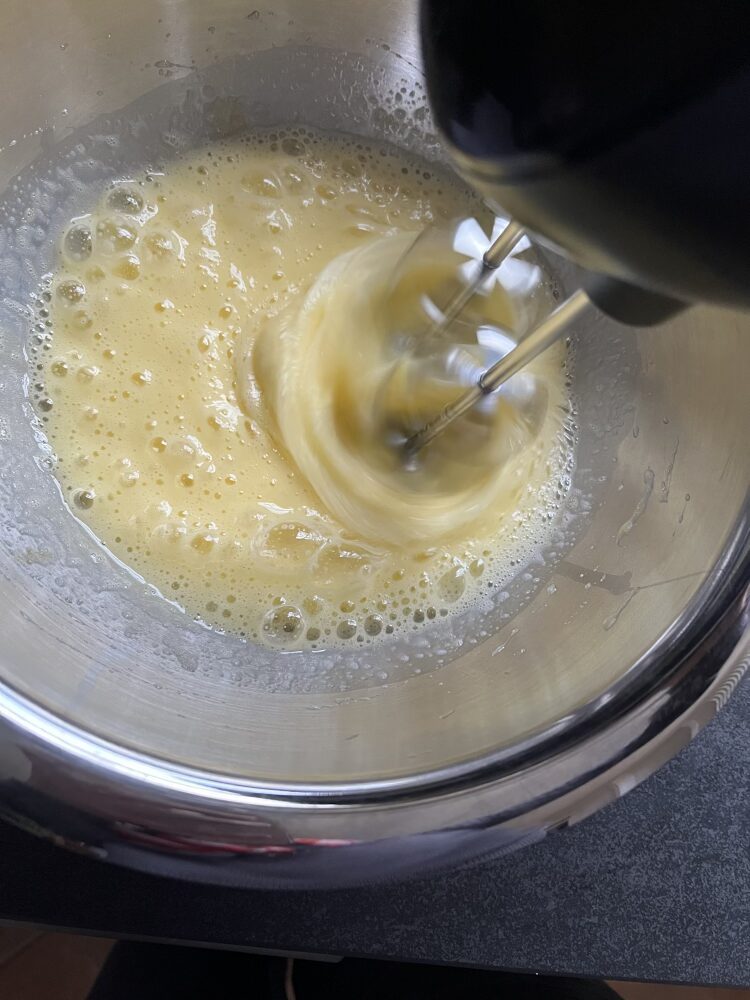 Die Eier zusammen mit dem Zucker schaumig schlagen