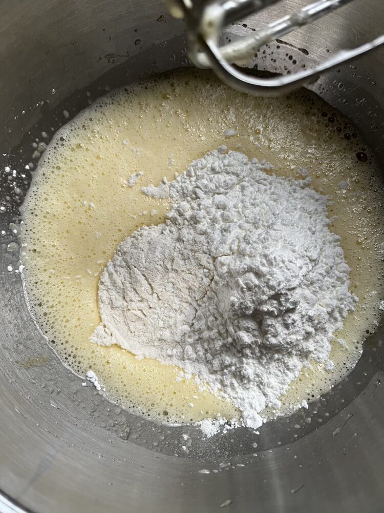 Mehl, Maisstärke und Backpulver unterheben