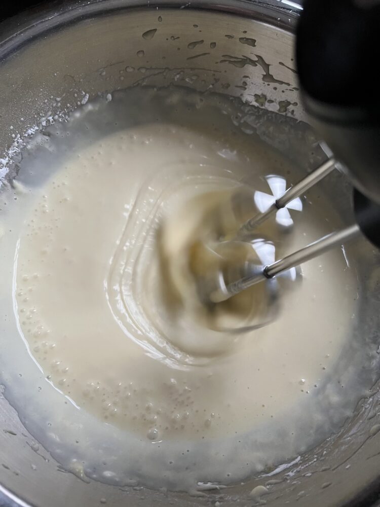 Die Sahne unterrühren