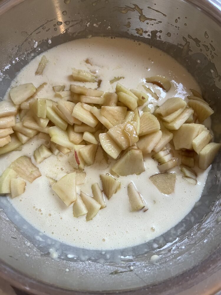 Die Apfelspalten vorsichtig unter den Teig mischen