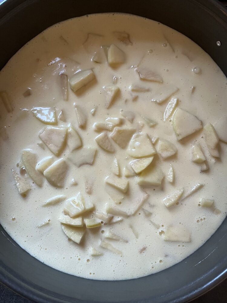 Den Teig in die Form füllen