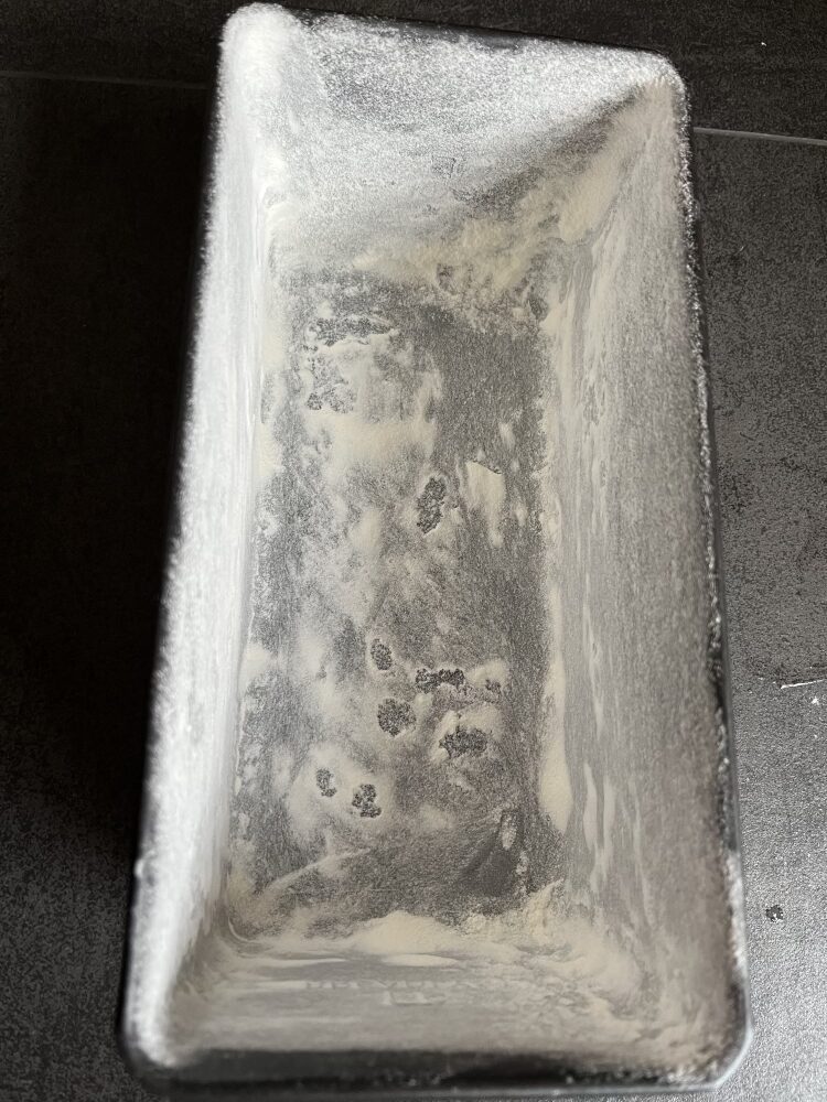 Eine Kastenform mit Butter einfetten und mit Mehl bestäuben
