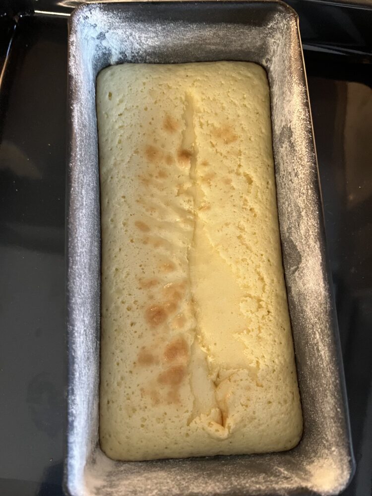 Den Kuchen im Ofen 15 Minuten backen, dann mit einem mit Öl bestrichenem Messer den Kuchen läng 1 cm tief einschneiden.